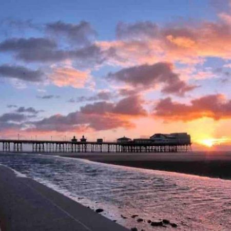 Spacious Family Home Minutes From The Beach Blackpool Exterior photo