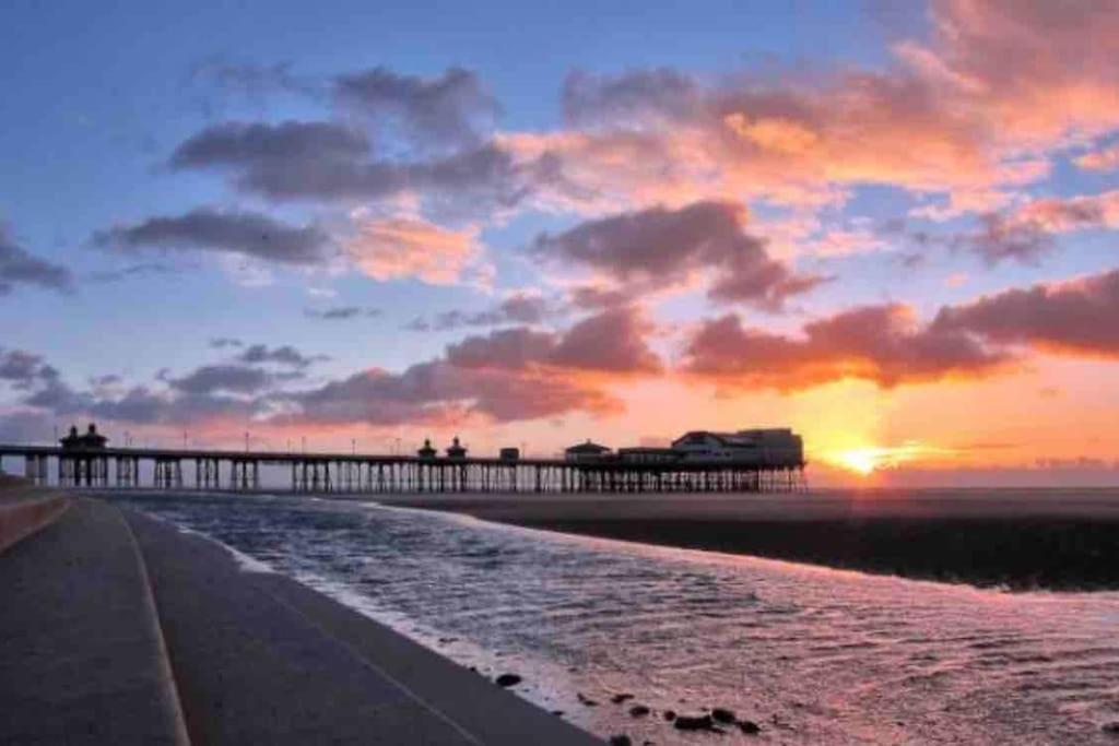 Spacious Family Home Minutes From The Beach Blackpool Exterior photo